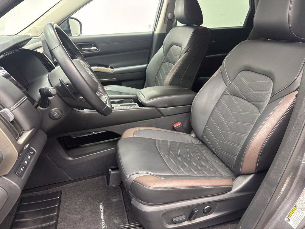 Used 2025 Nissan Pathfinder Platinum FWD image 21