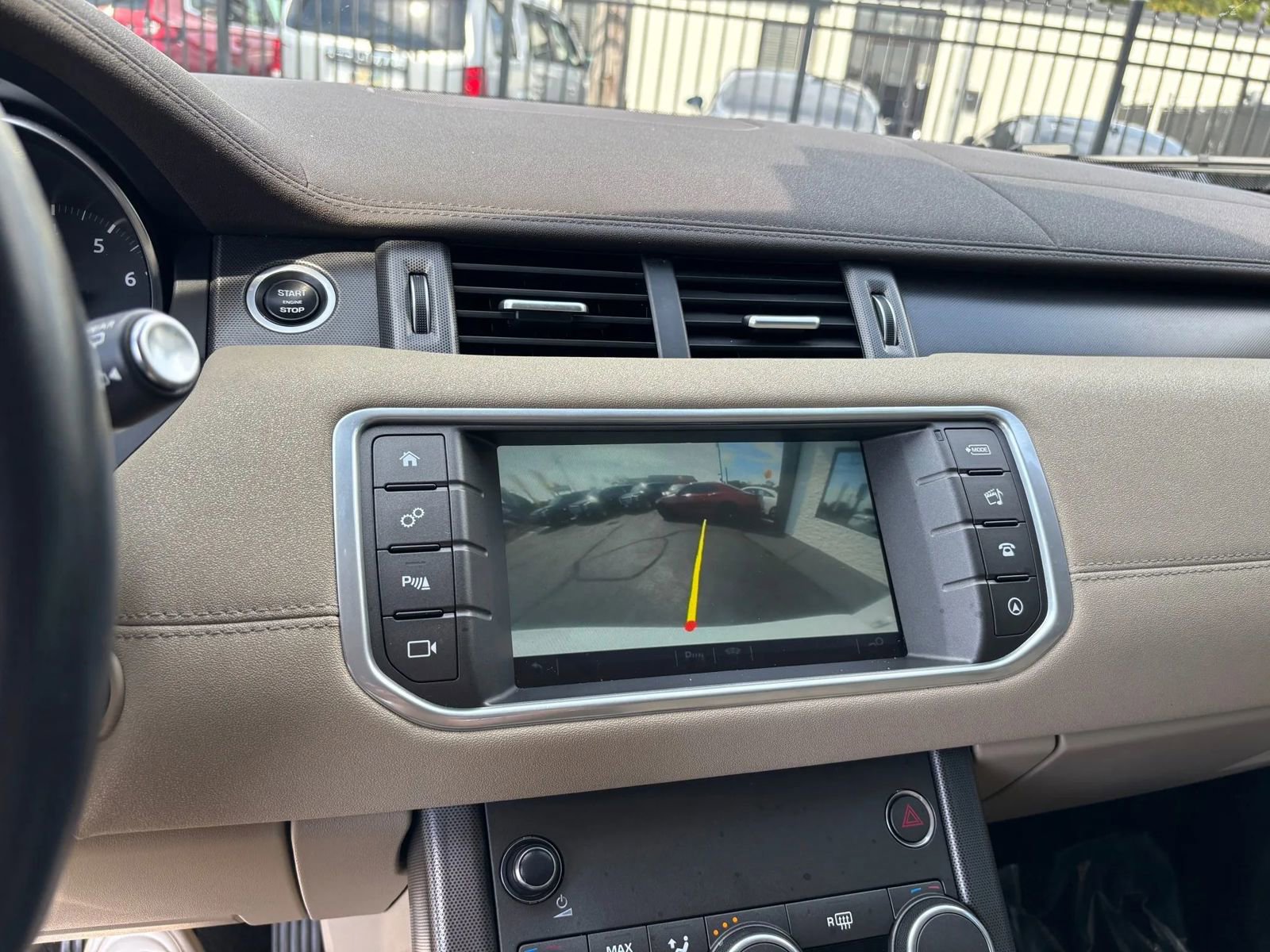 Used 2019 Land Rover Range Rover Evoque SE Premium image 29