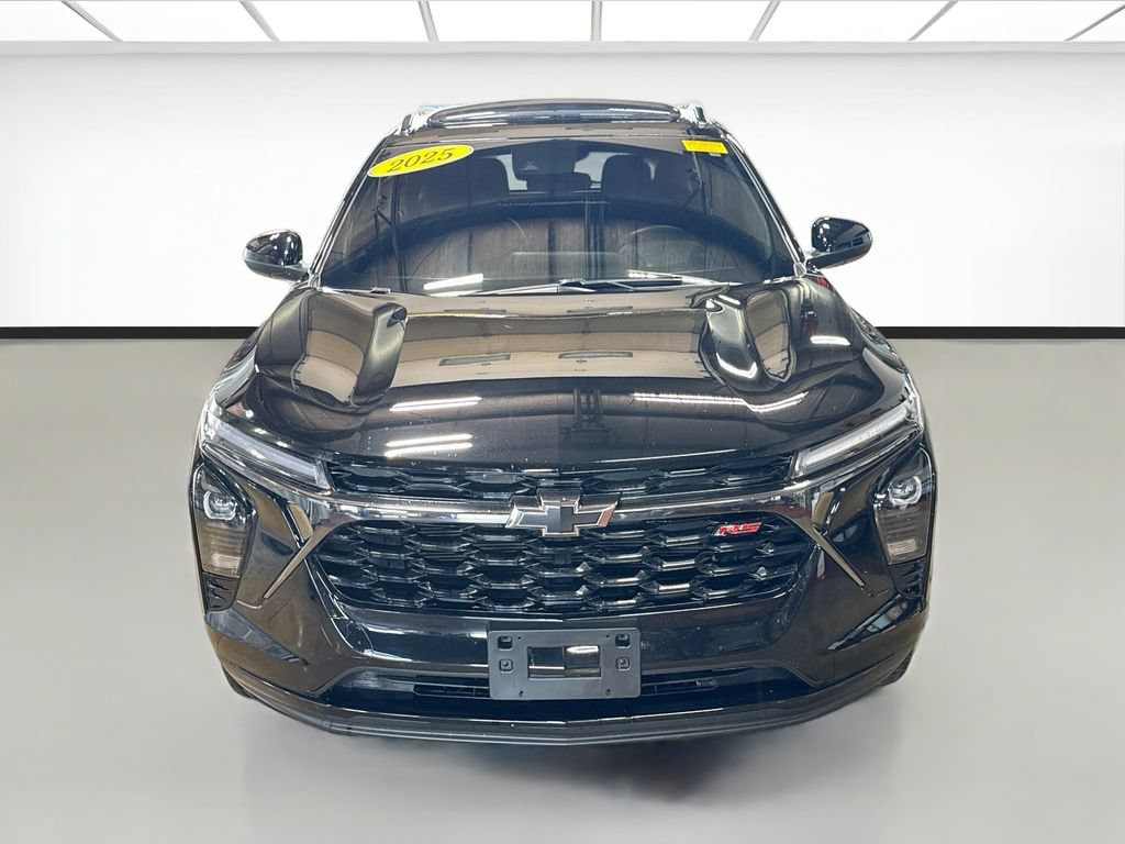 Used 2025 Chevrolet Trax RS w/ Sunroof Package FWD image 2