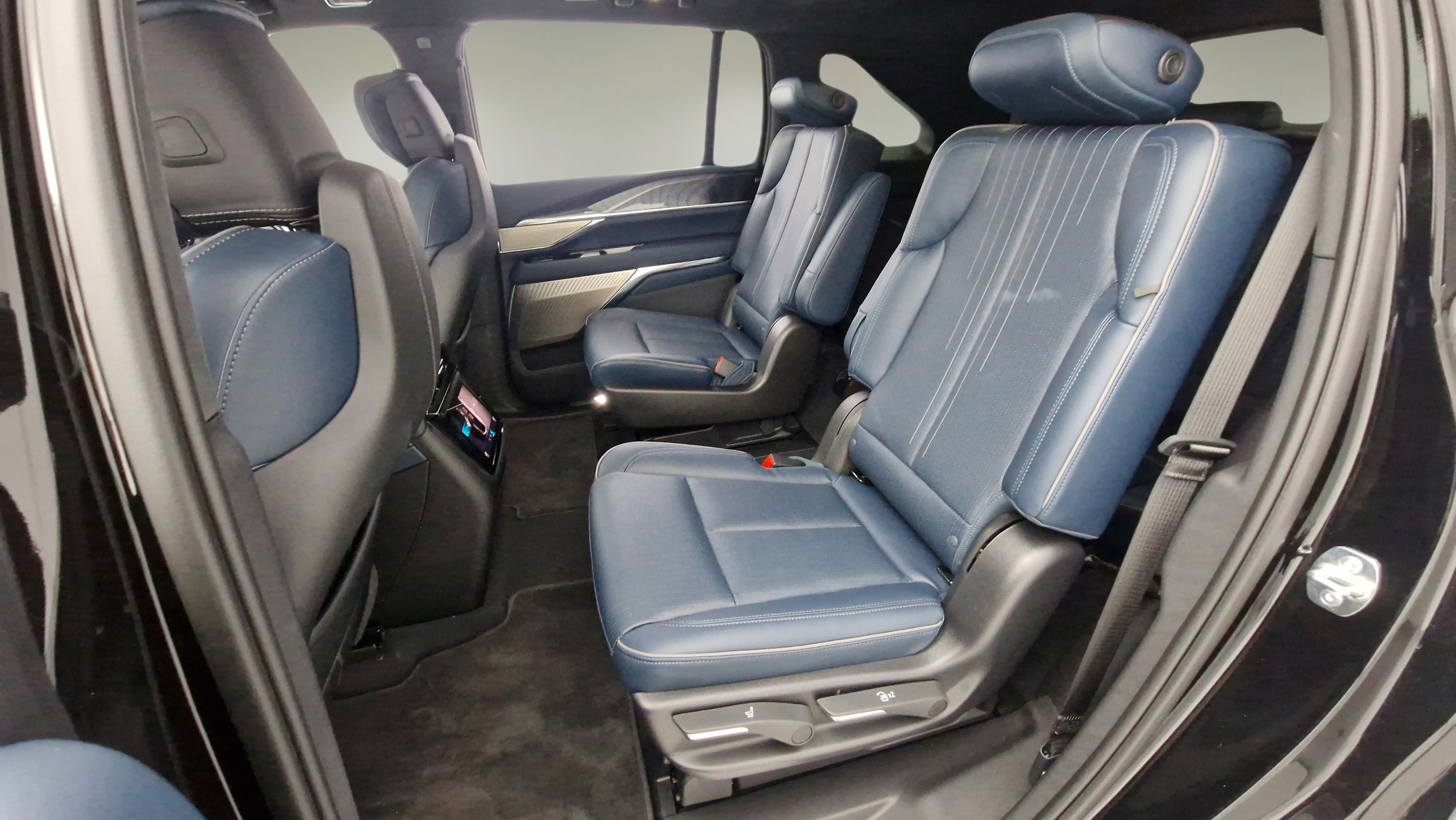 New 2025 Cadillac Escalade IQ Sport 2 w/ LPO, ONYX Package image 26