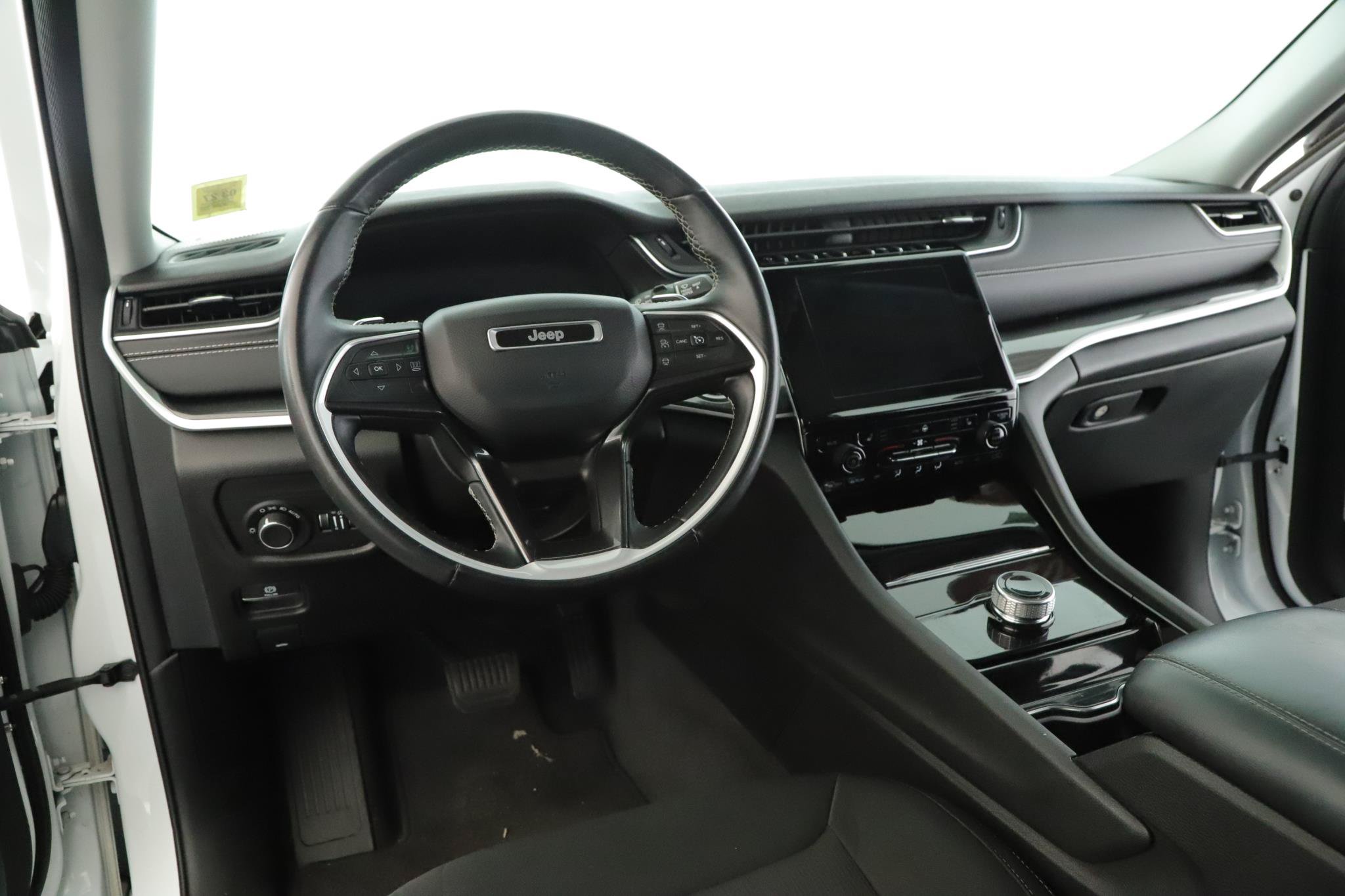Used 2022 Jeep Grand Cherokee L Laredo w/ Luxury Tech Group I AWD/4WD image 2
