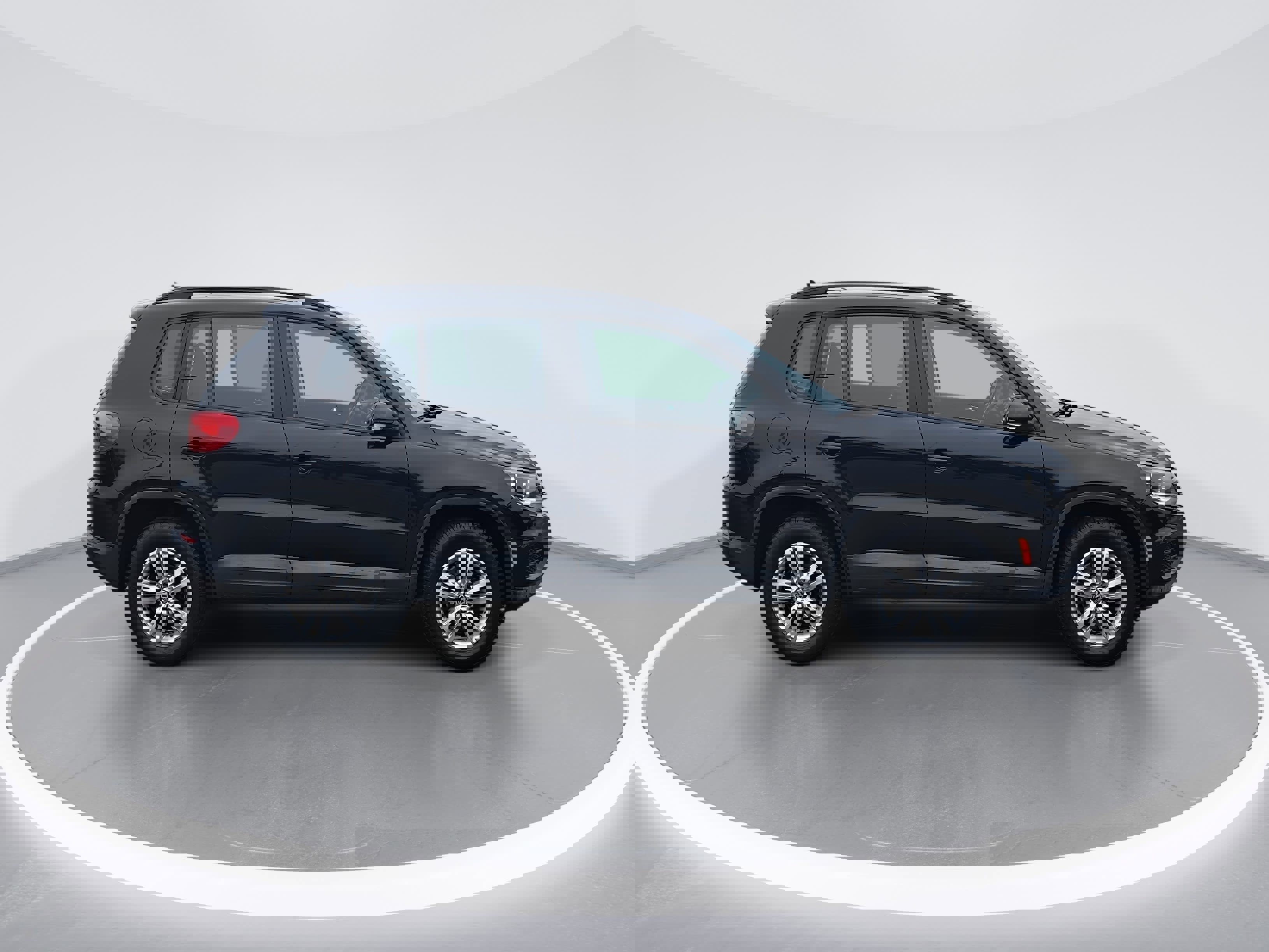 Used 2015 Volkswagen Tiguan S image 2