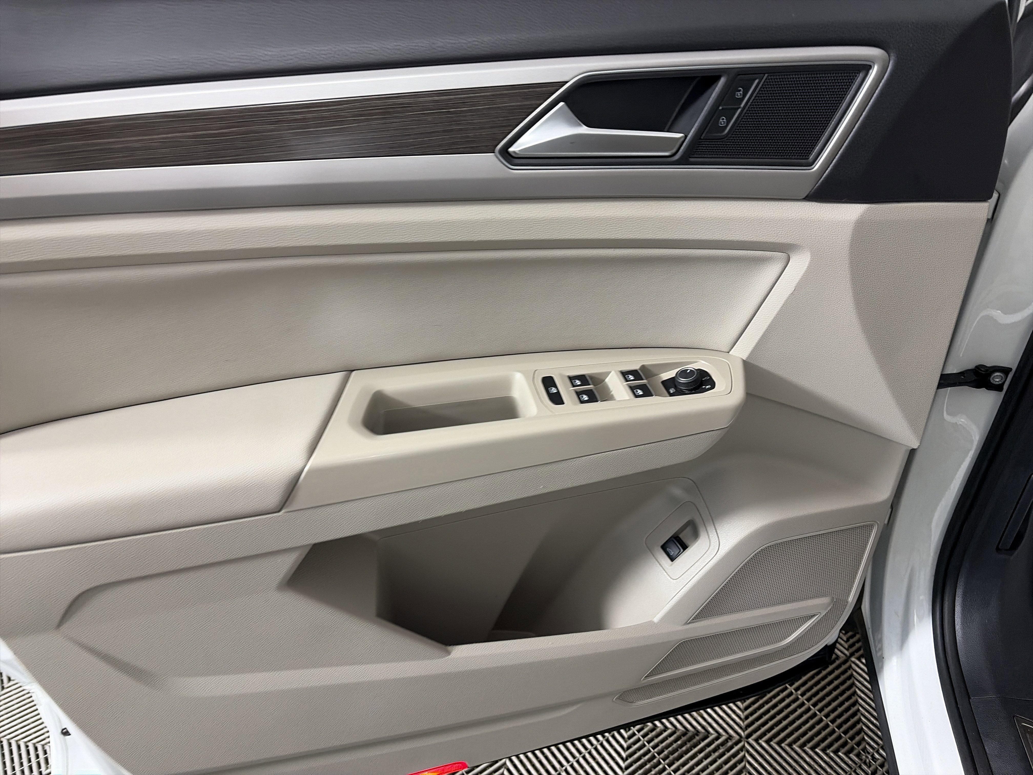 Used 2019 Volkswagen Atlas SEL R-Line image 28