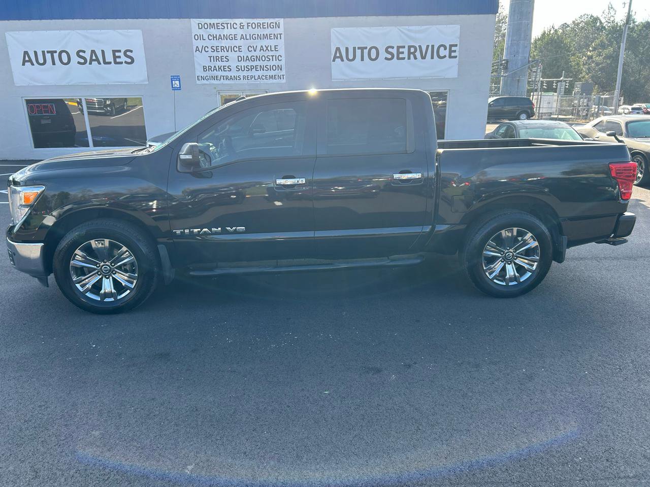 Used 2018 Nissan Titan SV w/ SV Convenience Package RWD image 2