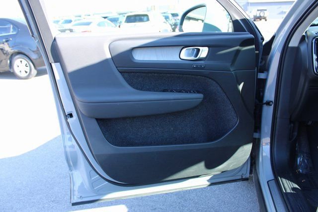 Used 2025 Volvo XC40 B5 Plus image 10