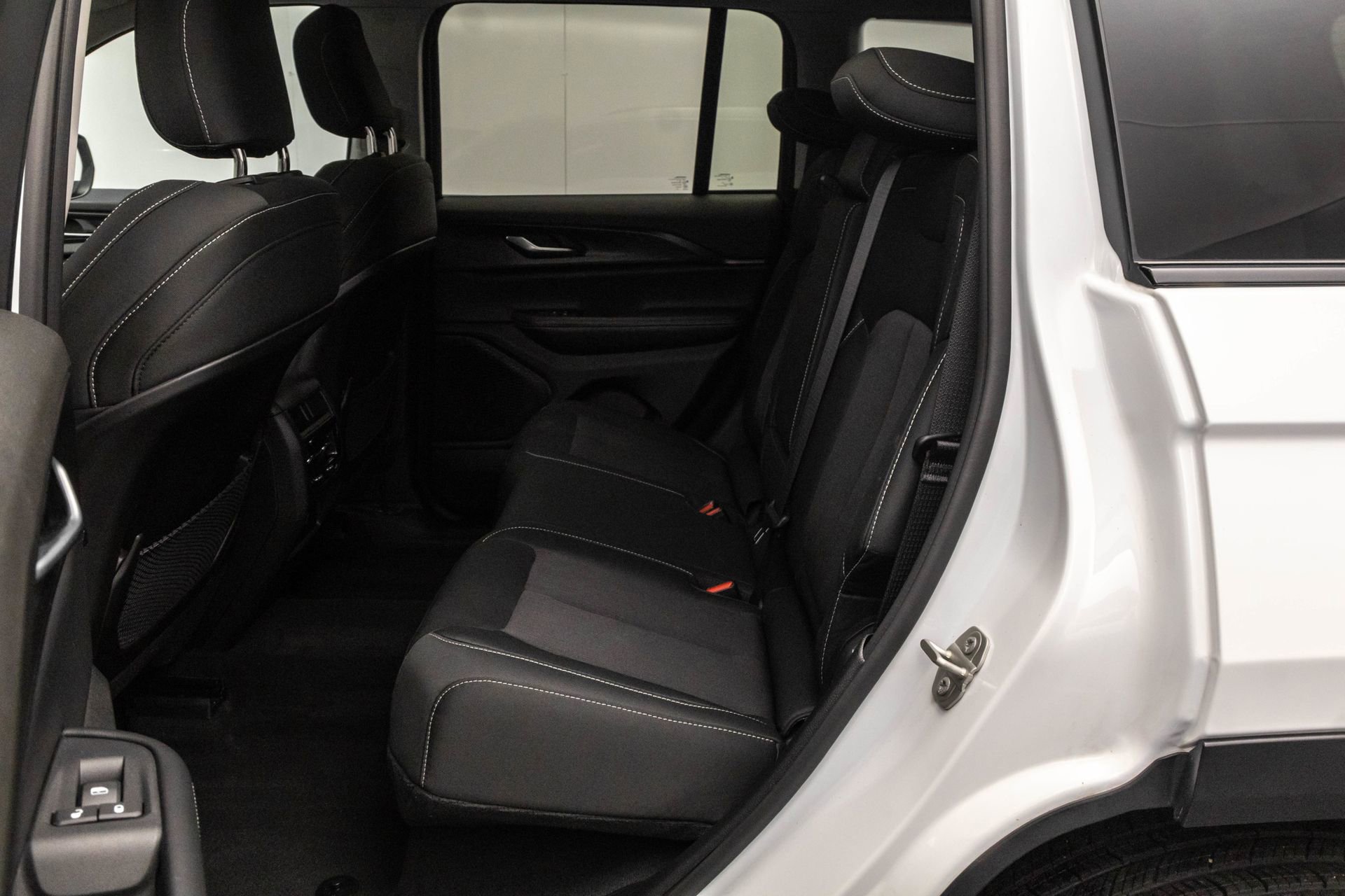 Used 2023 Jeep Grand Cherokee Laredo X image 30