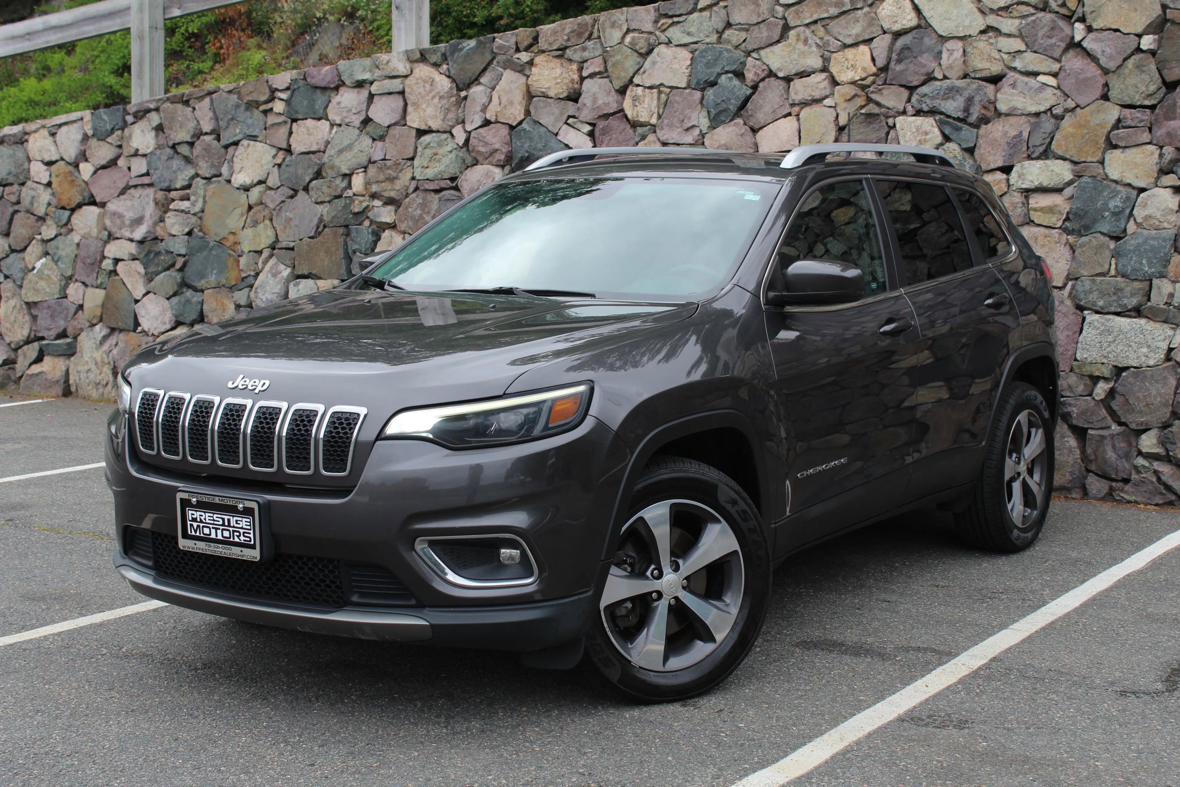 Used 2019 Jeep Cherokee Limited image 2