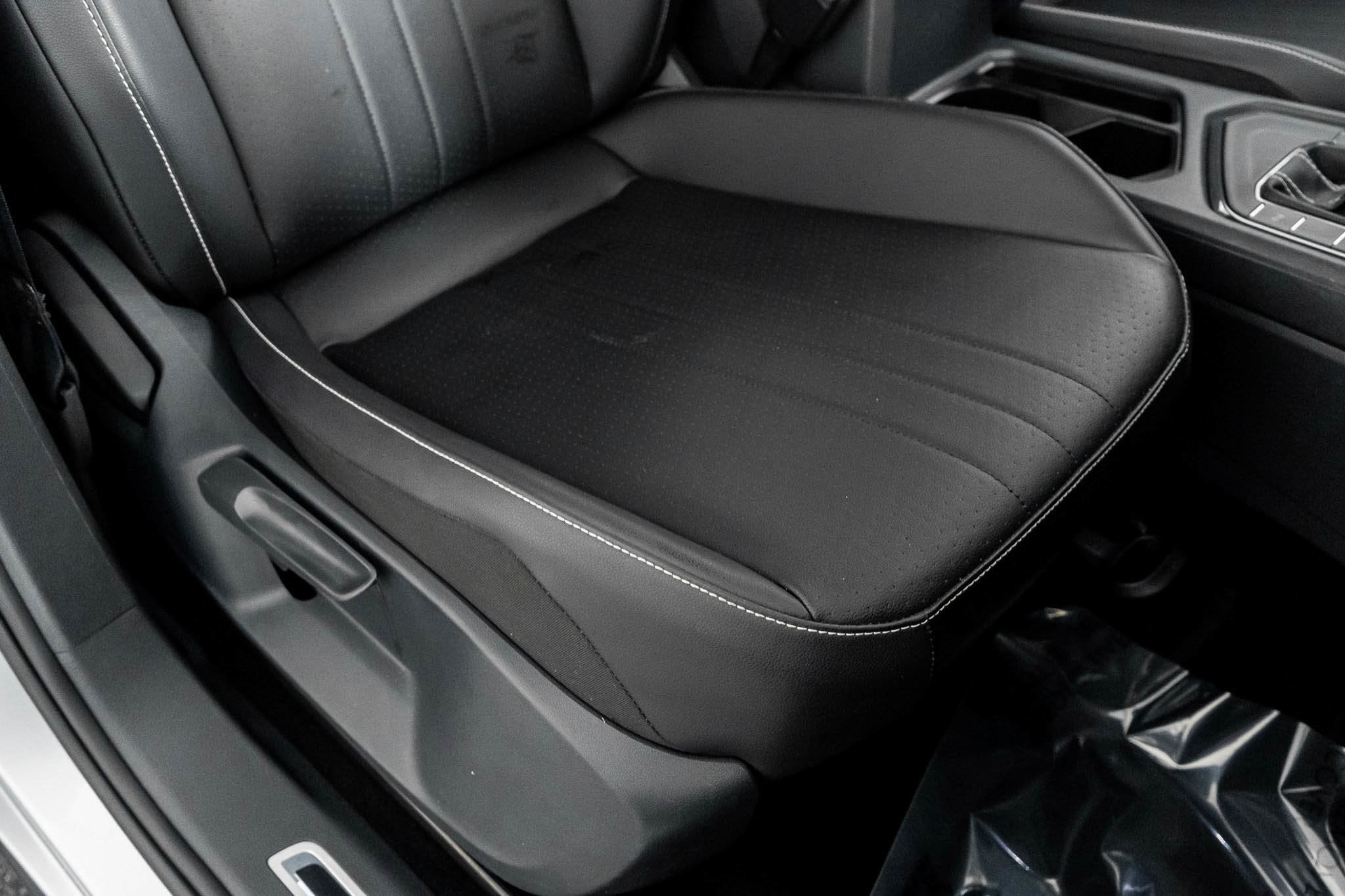 Used 2022 Volkswagen Tiguan SE R-Line image 25