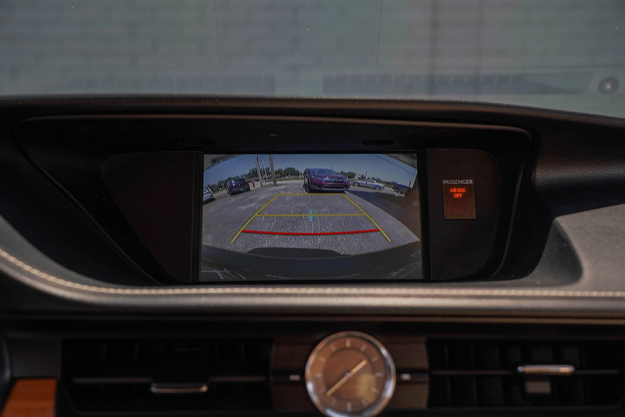 Used 2015 Lexus ES 300h w/ Navigation System Package FWD image 18
