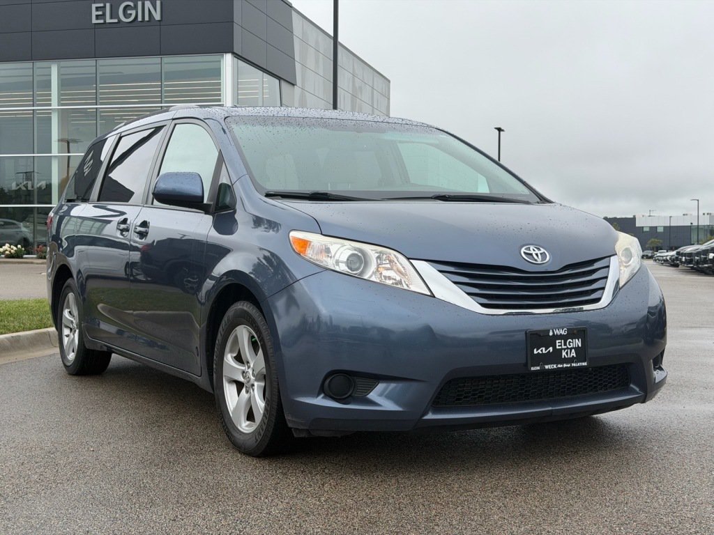 Used 2017 Toyota Sienna LE FWD image 1