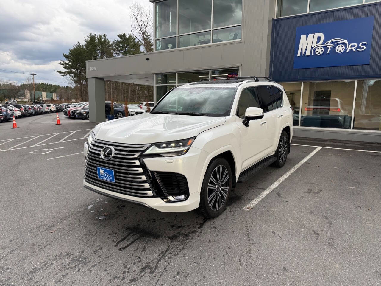 Used 2026 Lexus LX 600 4WD w/ Accessory Package (2T) image 2