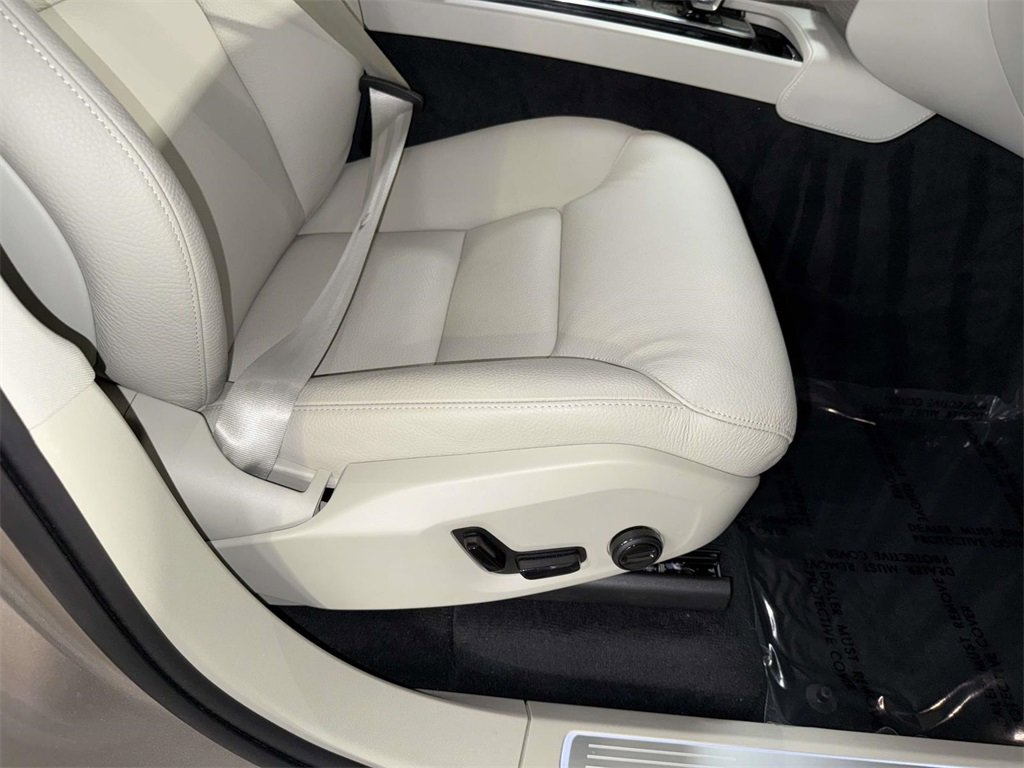 Used 2024 Volvo XC90 B6 Plus w/ Protection Package Premier image 15
