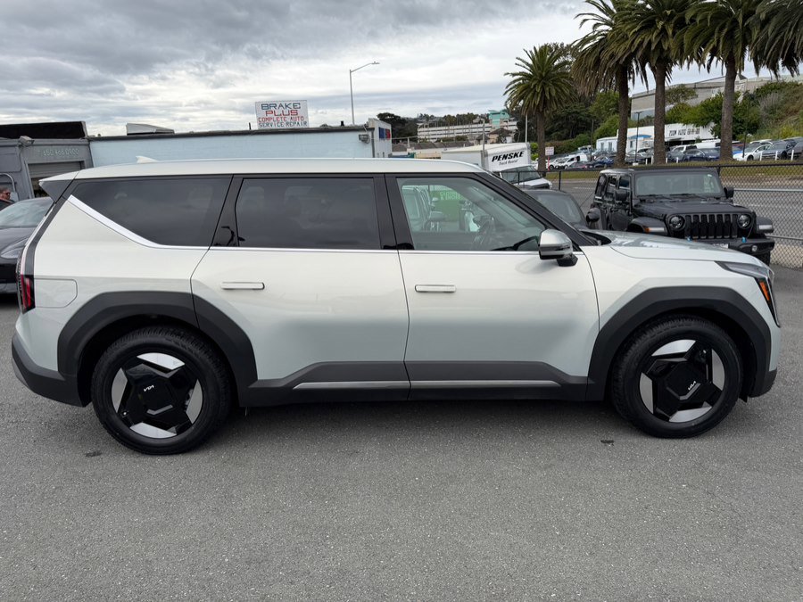 Used 2024 Kia EV9 Light Long Range RWD image 4