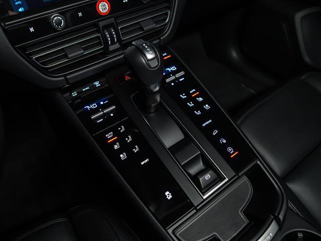Certified 2025 Porsche Macan image 24
