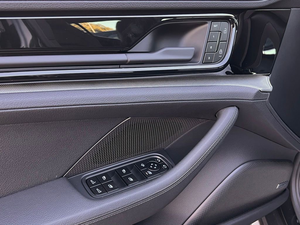 Used 2025 Porsche Panamera image 19