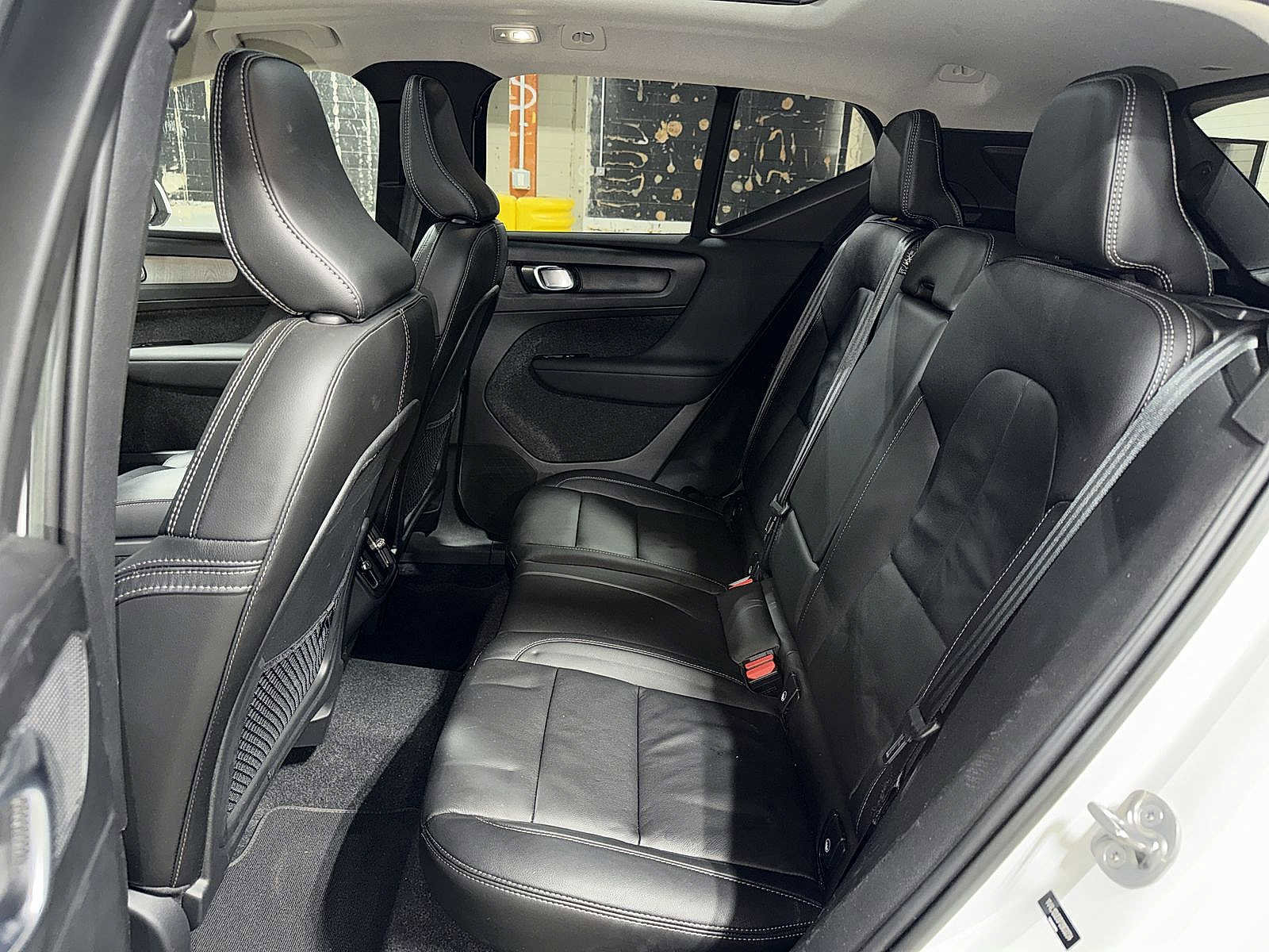 Used 2023 Volvo XC40 B5 Plus image 17