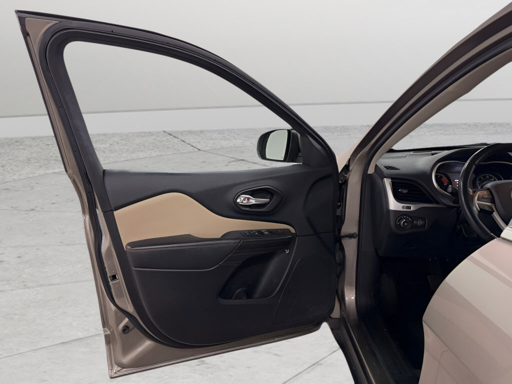 Used 2016 Jeep Cherokee Limited image 17