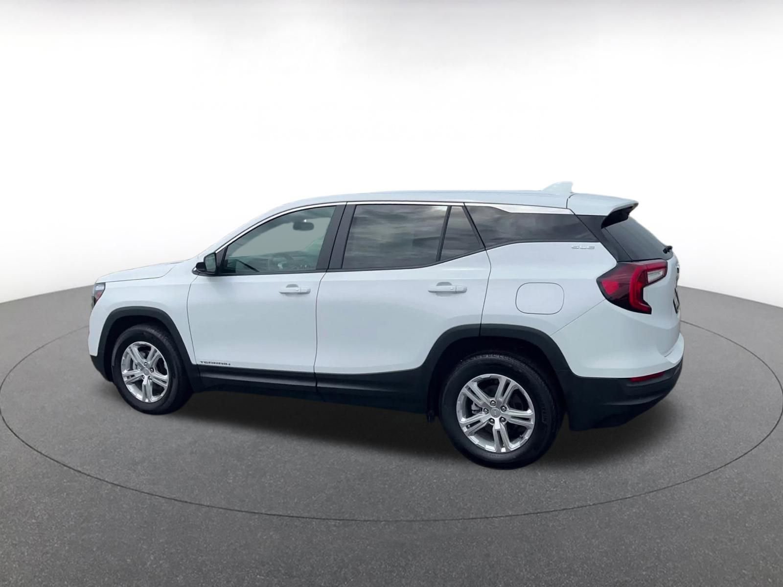 Used 2024 GMC Terrain SLE image 10