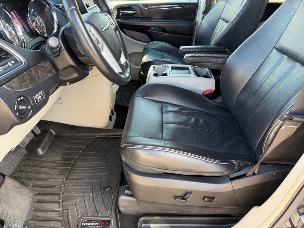 Used 2014 Chrysler Town & Country Touring image 10