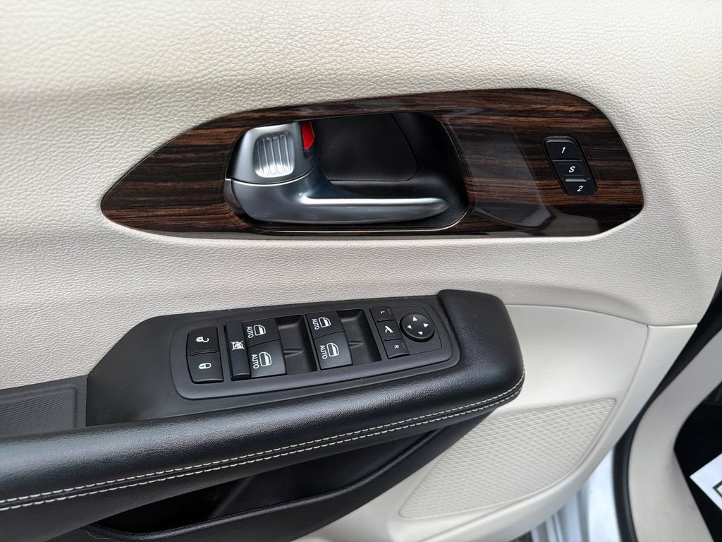 Used 2023 Chrysler Pacifica Limited FWD image 12