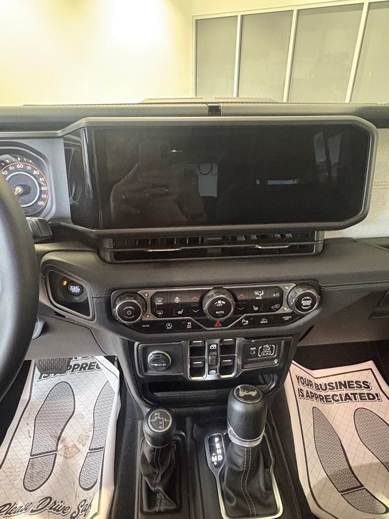 Used 2024 Jeep Wrangler Unlimited Sahara w/ Safety Group AWD/4WD image 18
