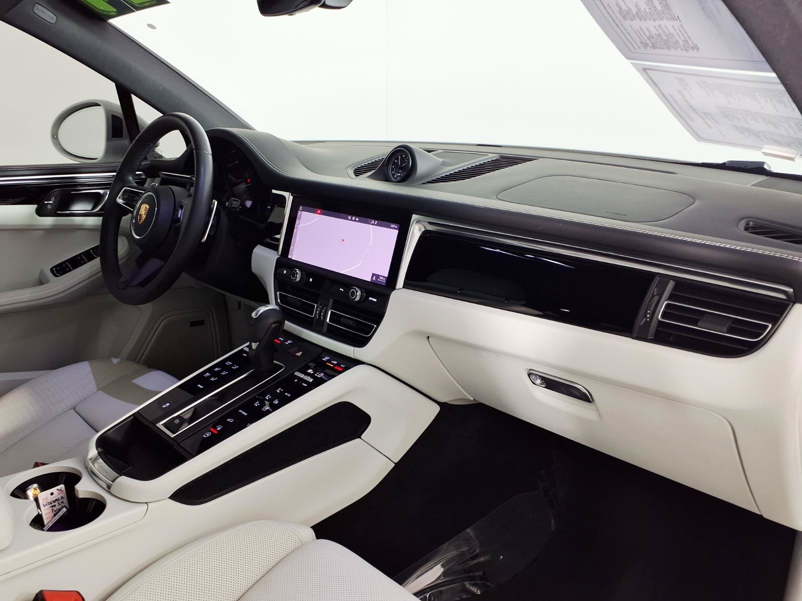 Used 2024 Porsche Macan AWD/4WD image 9