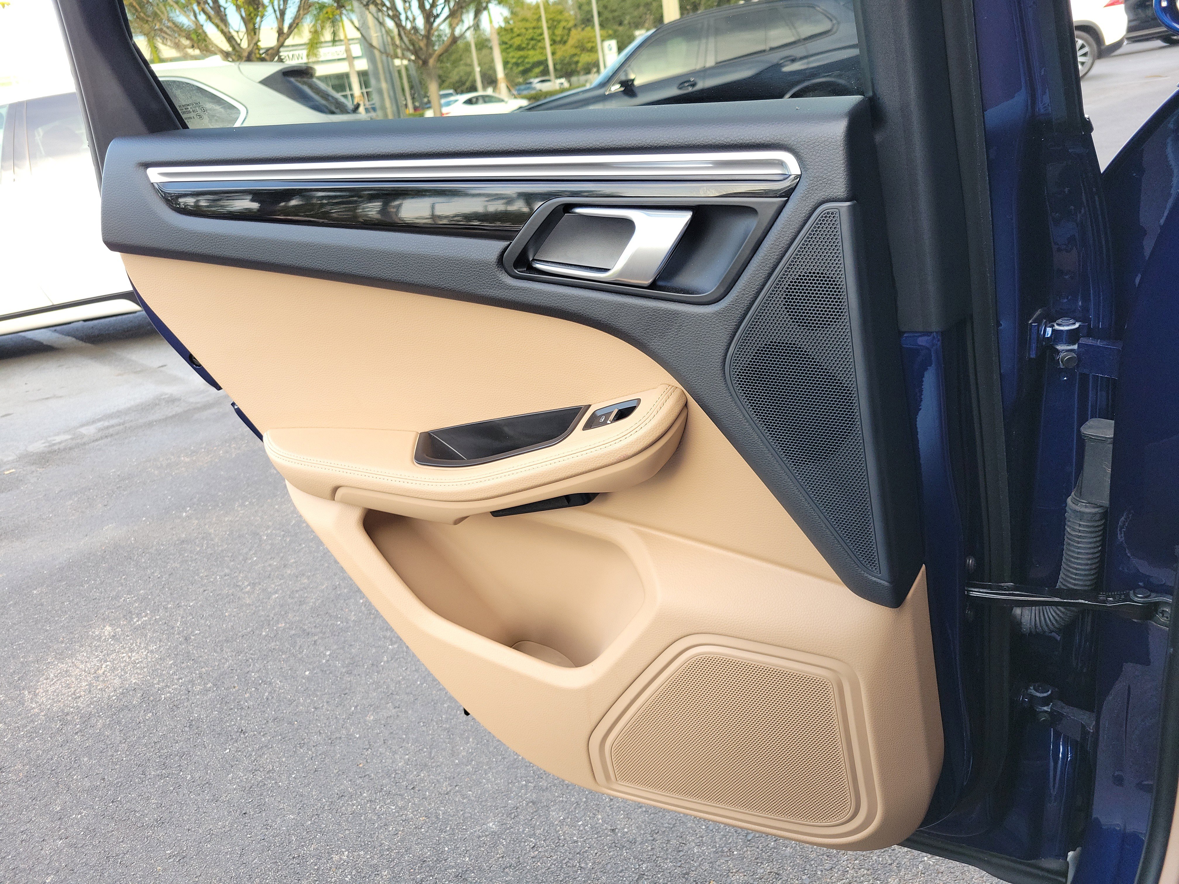 Used 2024 Porsche Macan image 16