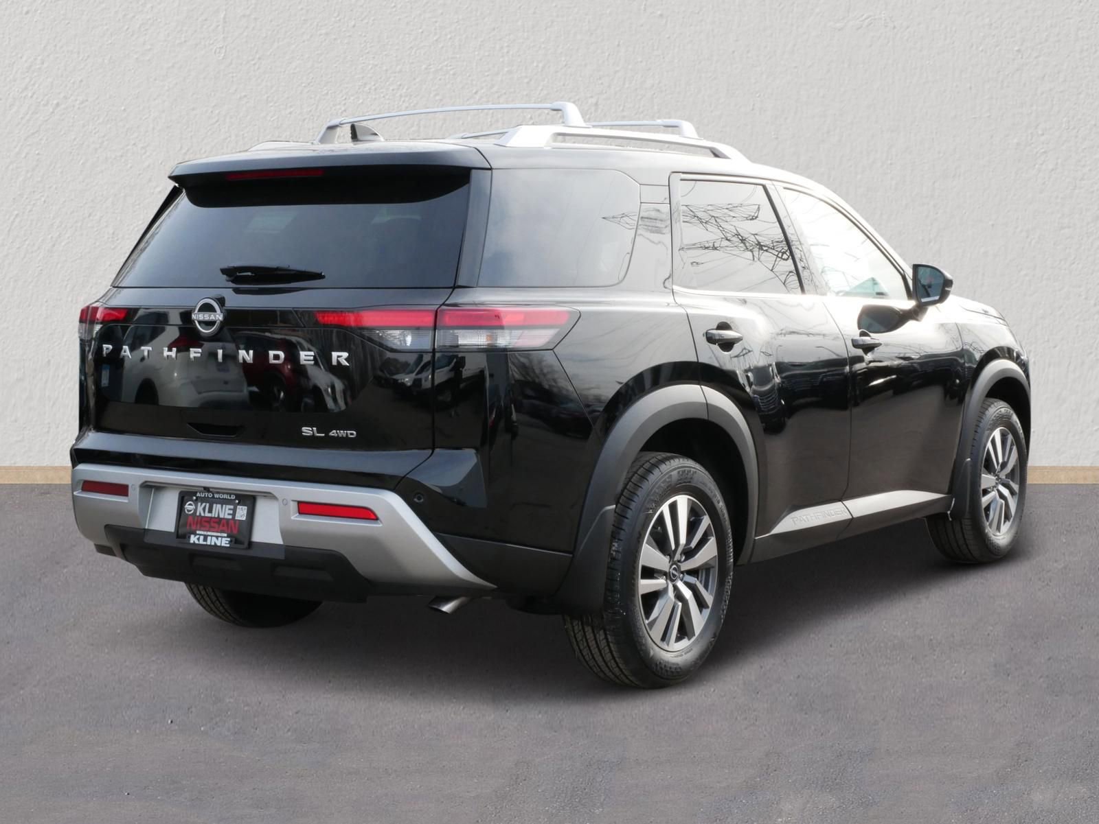 New 2025 Nissan Pathfinder SL image 2