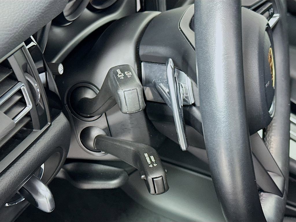 Certified 2023 Porsche Macan image 11