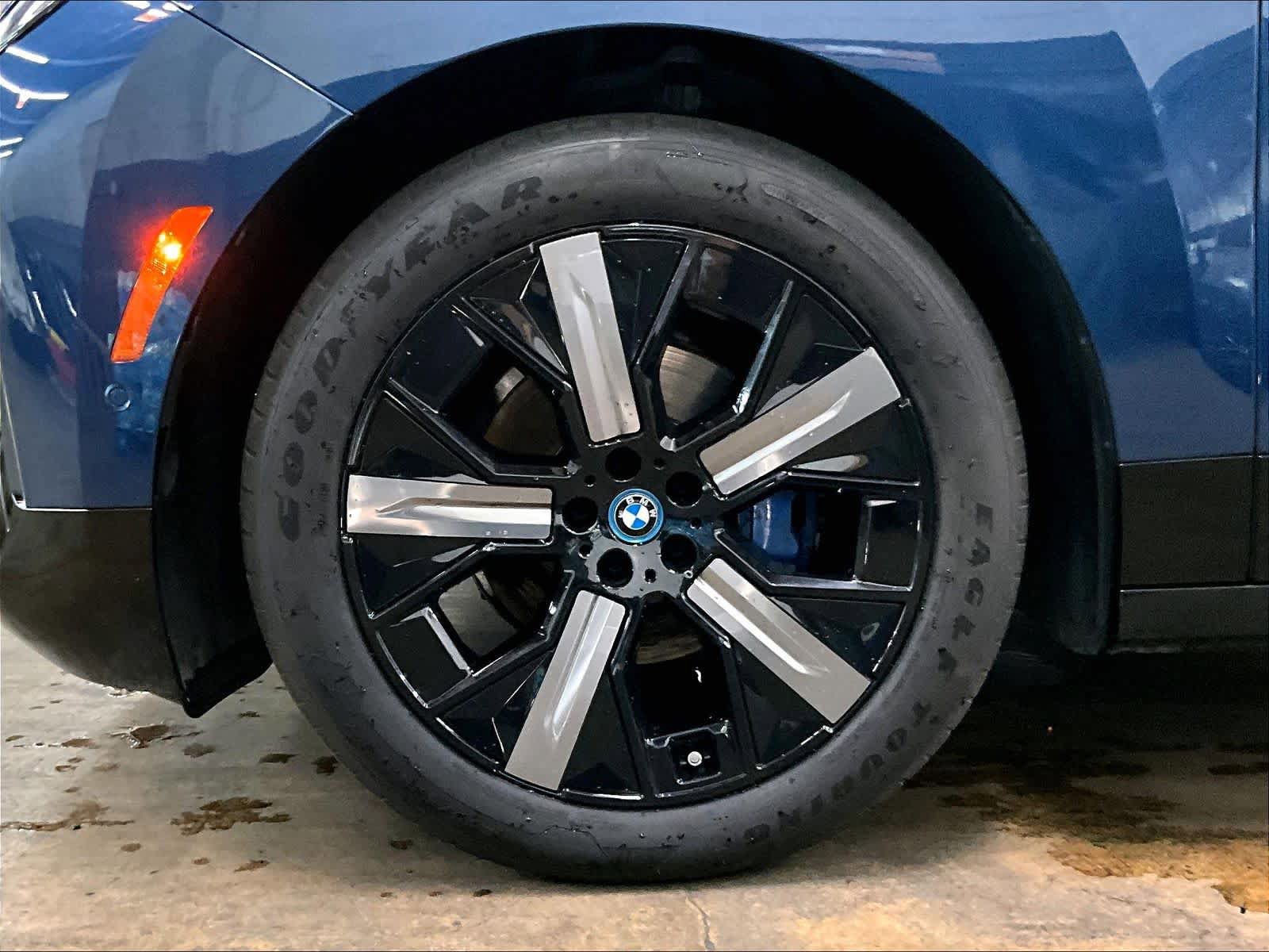 Used 2025 BMW iX xDrive50 AWD/4WD image 12