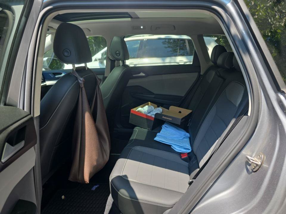 Certified 2022 Volkswagen Taos SE w/ Panoramic Sunroof Package FWD image 9