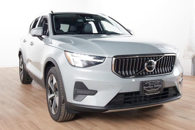 Certified 2025 Volvo XC40 B5 Plus w/ Climate Package image 3