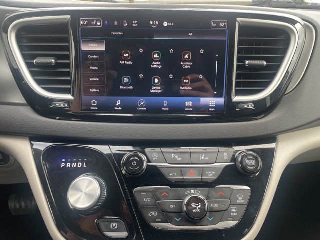 Used 2024 Chrysler Pacifica Touring-L image 23