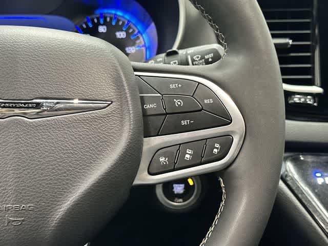 Used 2025 Chrysler Pacifica Select FWD image 18