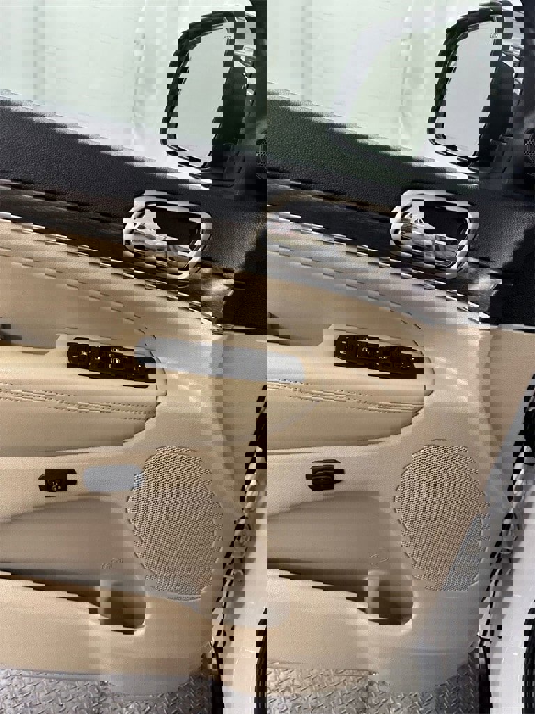 Used 2017 Jeep Grand Cherokee Limited w/ Luxury Group II image 9