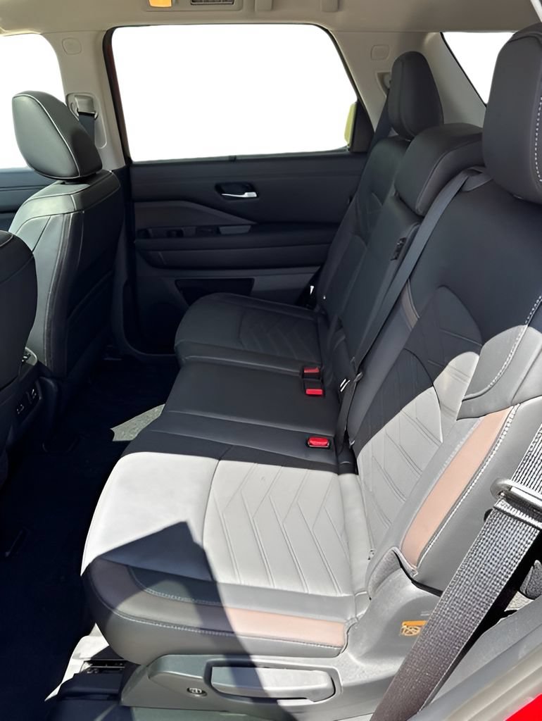 Used 2025 Nissan Pathfinder Platinum w/ Cargo Package AWD/4WD image 10