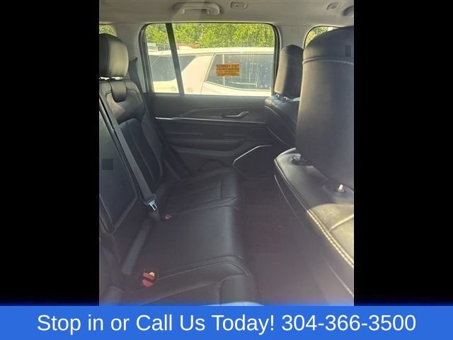 Used 2023 Jeep Grand Cherokee Limited w/ Black Appearance Package AWD/4WD image 9