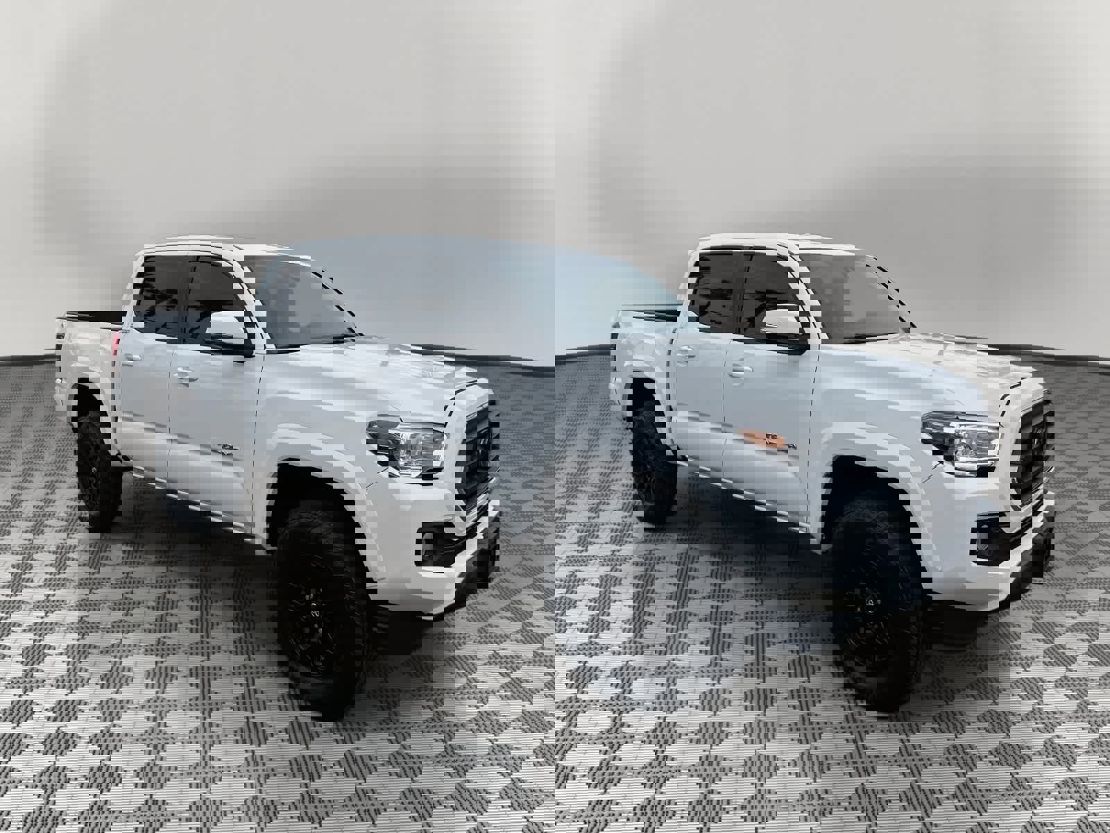 Used 2022 Toyota Tacoma SR5 w/ Technology Package image 7