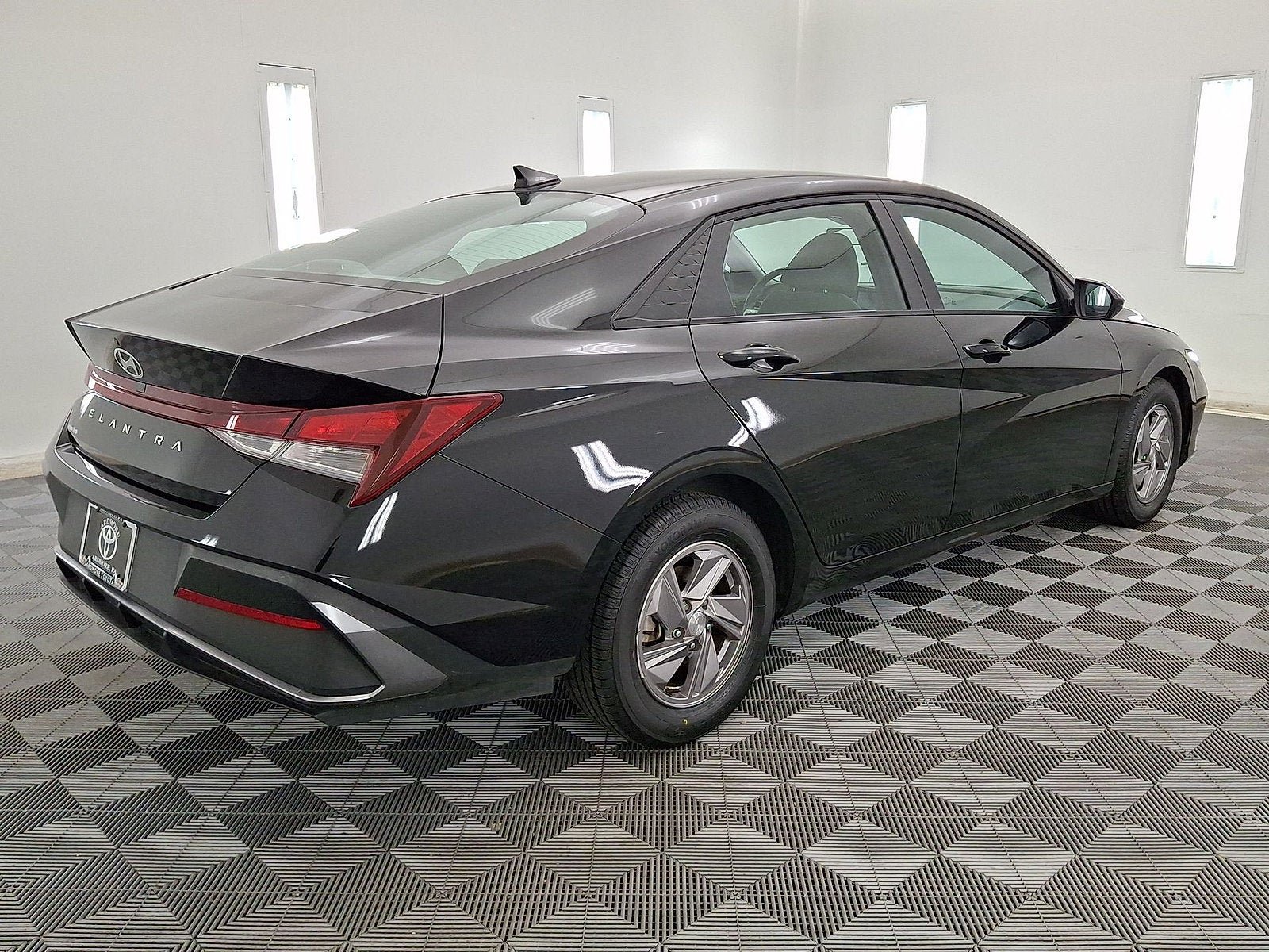 Used 2025 Hyundai Elantra SE w/ Cargo Package FWD image 16