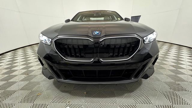 New 2026 BMW 550e xDrive w/ Premium Package image 2