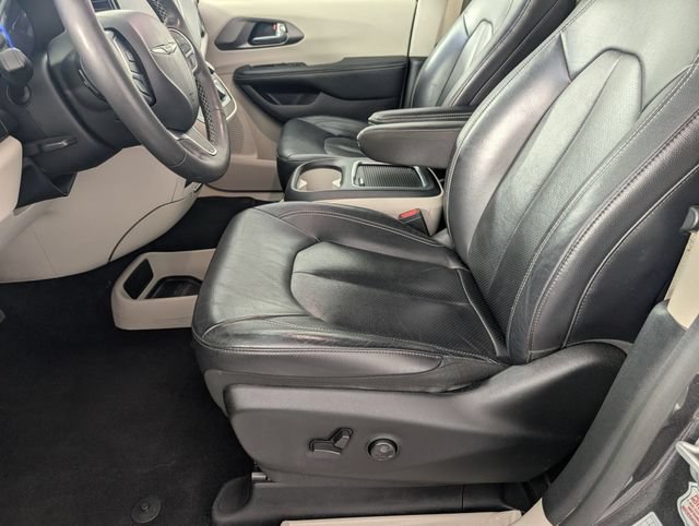 Used 2022 Chrysler Pacifica Touring-L FWD image 13