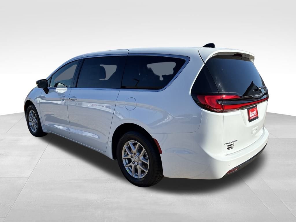 New 2026 Chrysler Pacifica Select image 3