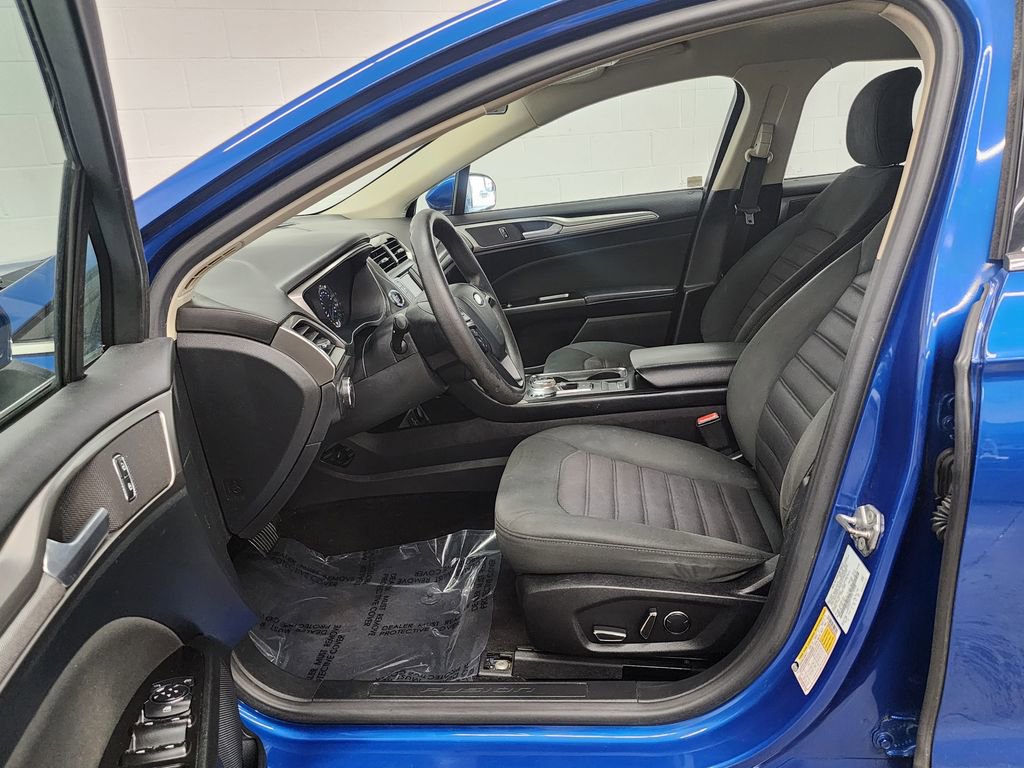 Used 2017 Ford Fusion SE FWD image 11