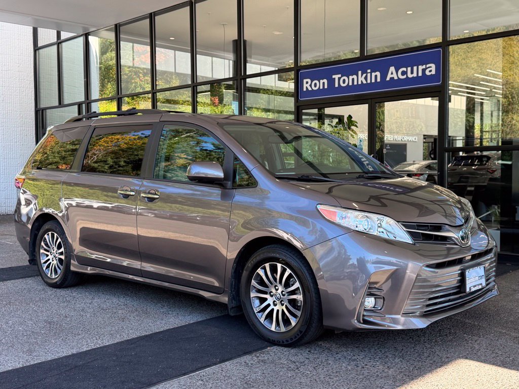 Used 2019 Toyota Sienna XLE w/ XLE Navigation Package FWD image 2