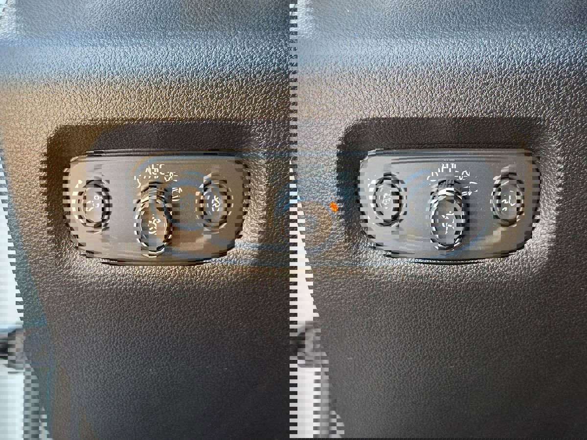 Used 2018 Chevrolet Traverse Premier image 46