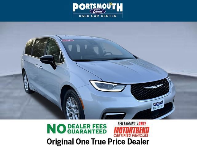 Used 2024 Chrysler Pacifica Touring-L image 1