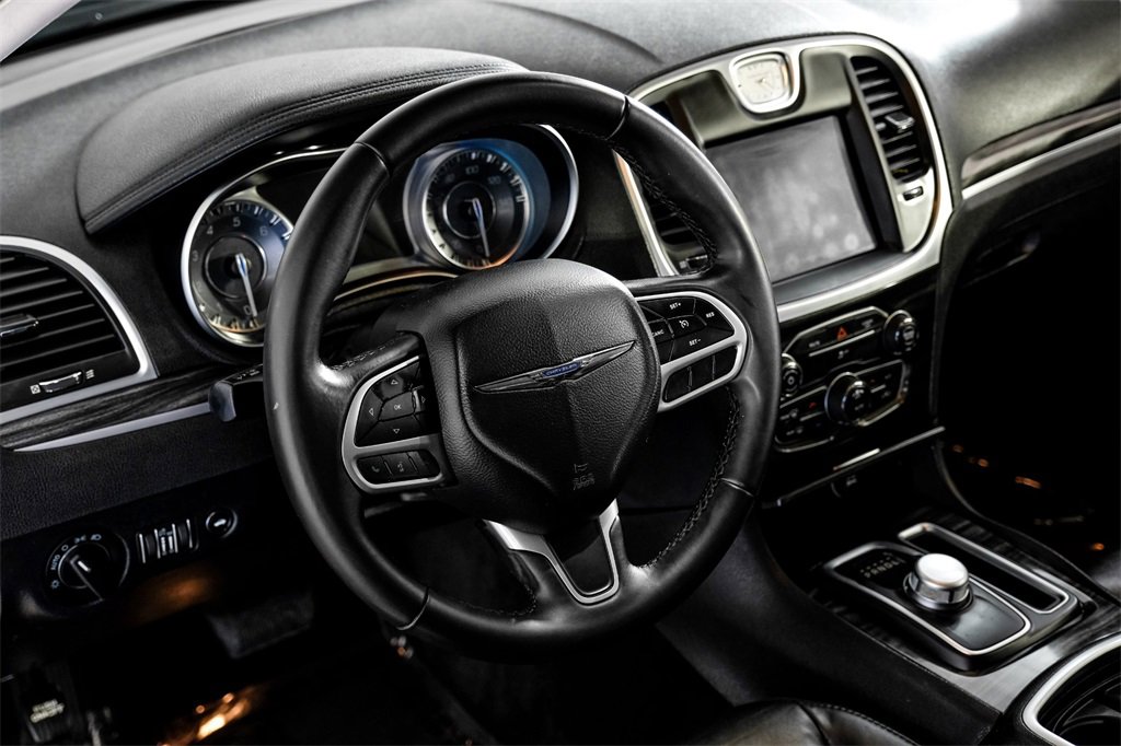 Used 2018 Chrysler 300 Touring L image 12