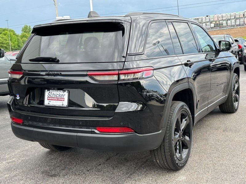 Used 2023 Jeep Grand Cherokee Altitude AWD/4WD image 3