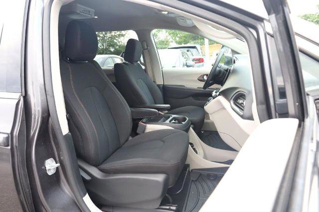Used 2019 Chrysler Pacifica Touring Plus w/ Tire & Wheel Group FWD image 27