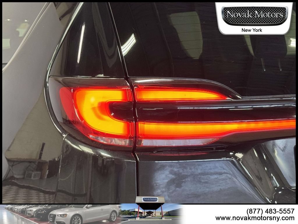 Used 2021 Chrysler Pacifica Touring-L w/ S Appearance Package AWD/4WD image 11